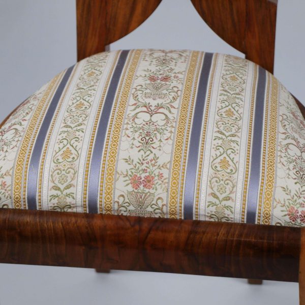 19th Century Fine Biedermeier Walnut Set of Six Chairs & Table, Vienna, c. 1825 - Image 11